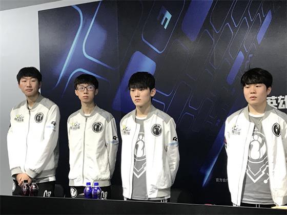 通过社交媒 通过社交媒